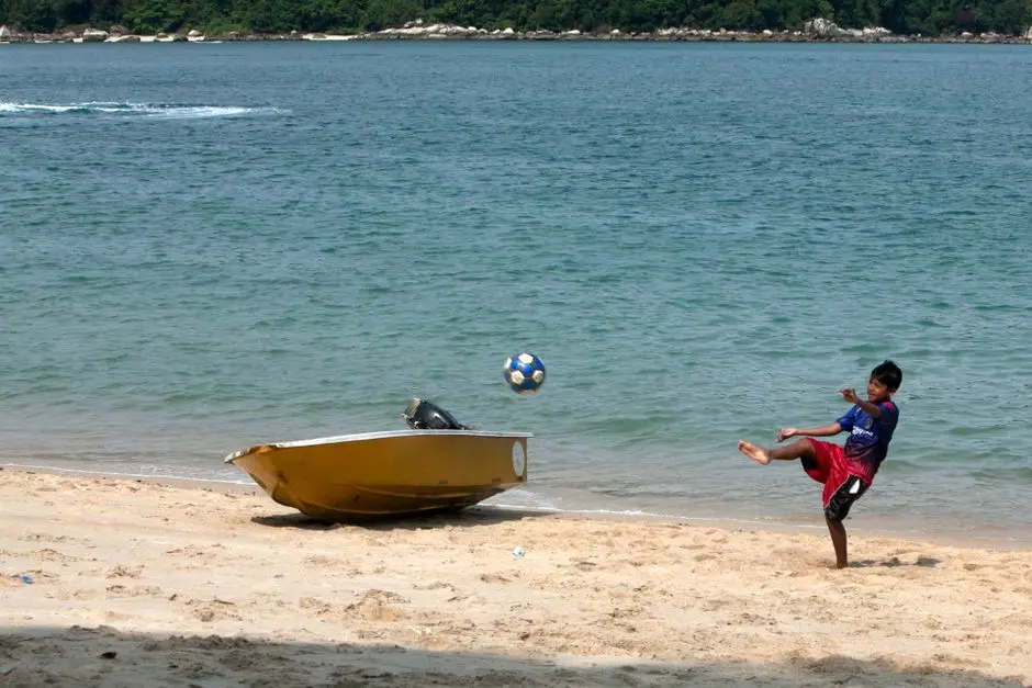 Anak bermain di pantai Kepulauan Yapen